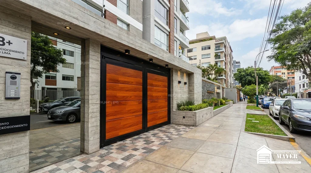 Puerta de garaje batiente tipo madera vista lateral calle