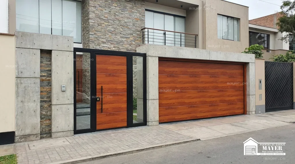 Puerta de garaje levadiza tipo madera peatonal integrada diseno