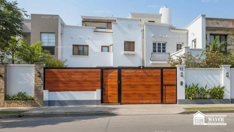 Puerta de garaje levadiza tipo madera vista frontal urbanizacion