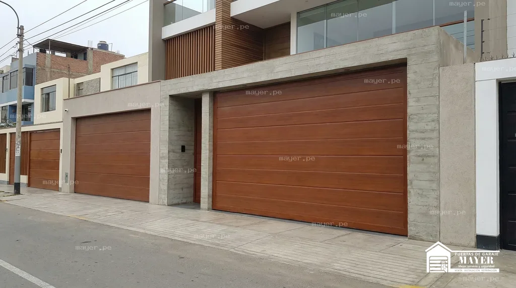 Puerta levadiza tipo madera fachada concreto gris