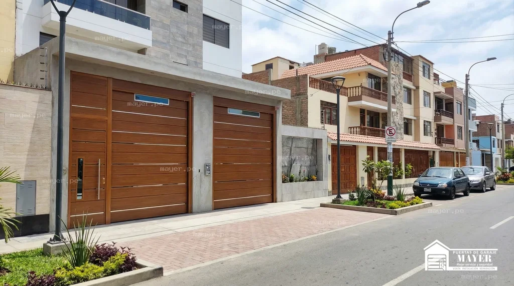 Puerta seccional tipo madera oscura residencial