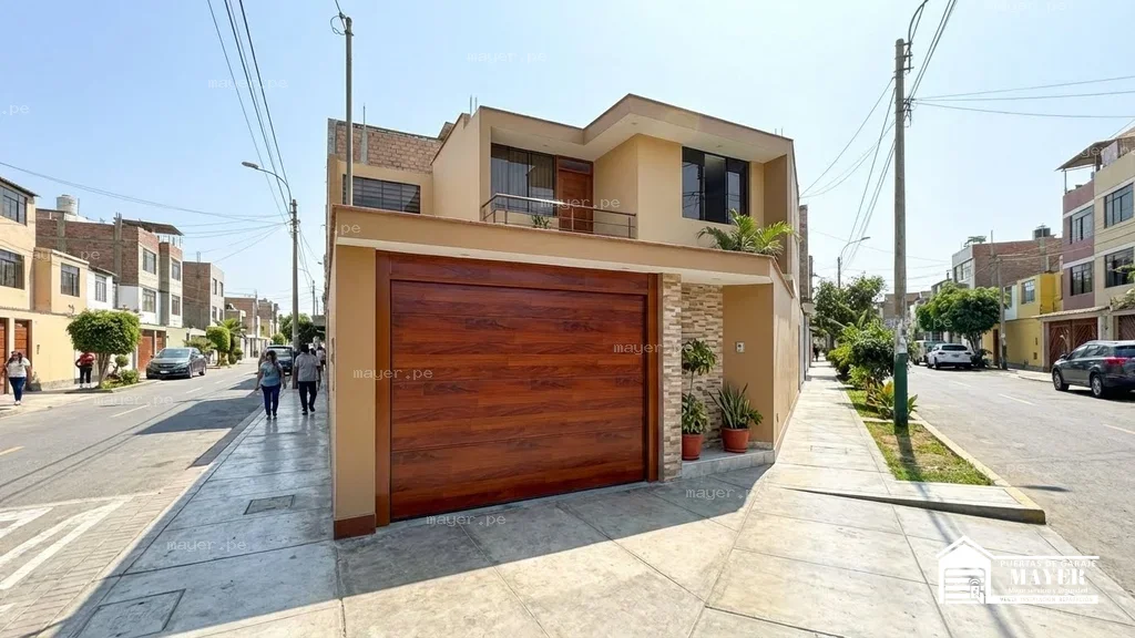 Puerta seccional tipo madera beige casa dos pisos
