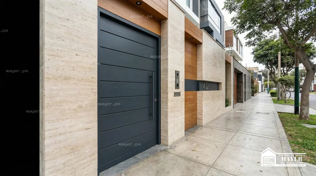 Puerta principal negra fachada blanca moderna instalada en residencia.